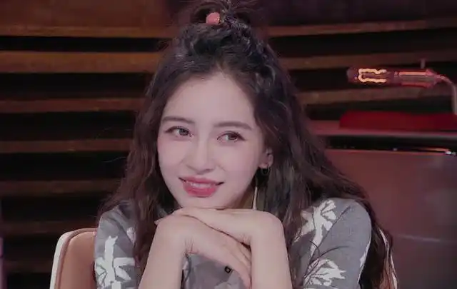 angelababy用手掌托住下巴随后立马松手下巴形状引起网友争议