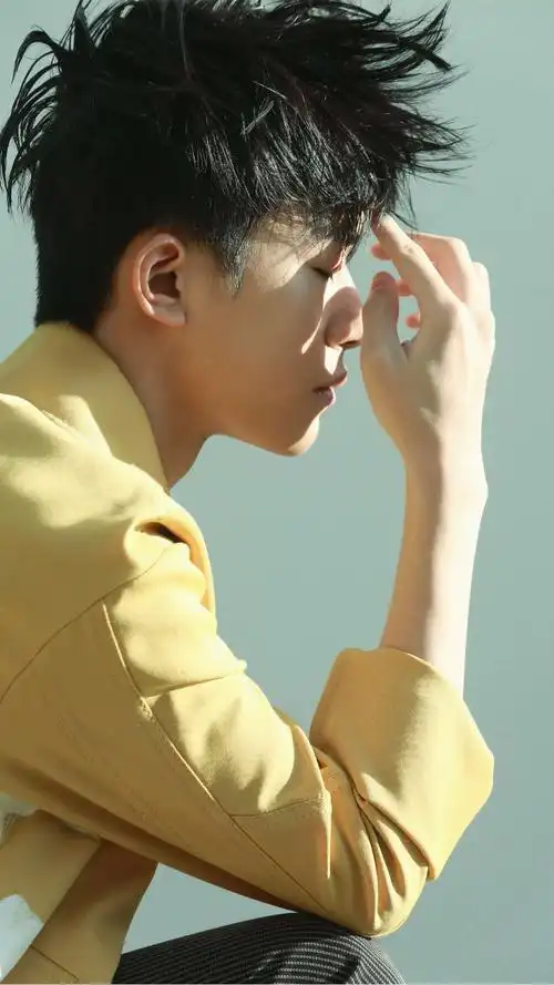 易烊千玺寸头,穿囚服?神马状况?