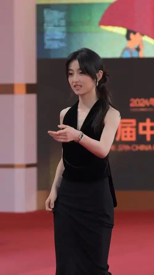 张子枫越来越美了!她的鞋跟好高啊.