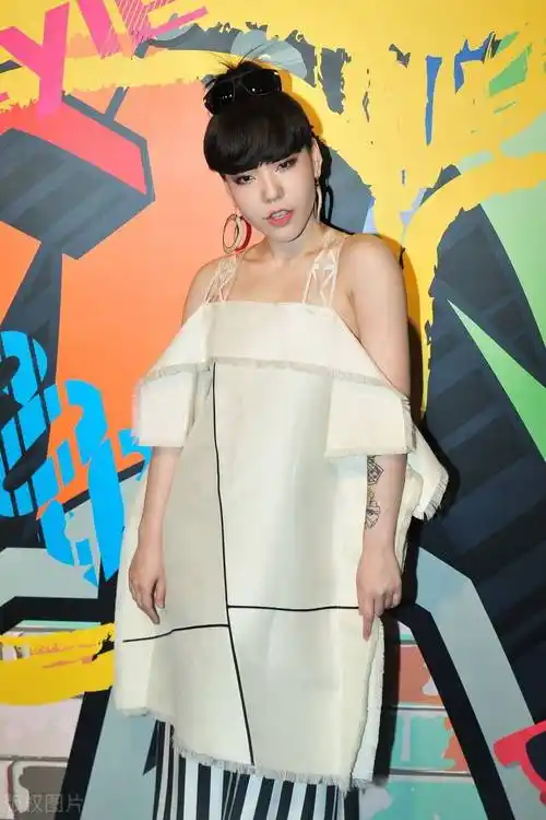 魔音少女之称的吴莫愁,难得秀身材,穿粉色紧身裙也太美了-爱读书