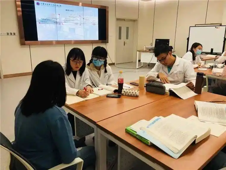 "标准化病人"走进医学生课堂