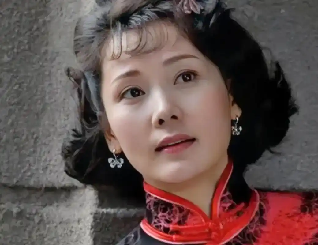 2000年 ,《大宅门》拍摄现场 ,何赛飞突然走到陈宝国面前 ,冷不丁地就