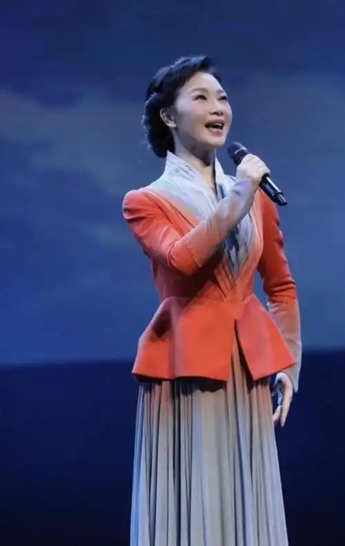 歌唱家吕薇罕走性感风!穿紧身短裙秀白嫩长腿和精致锁骨