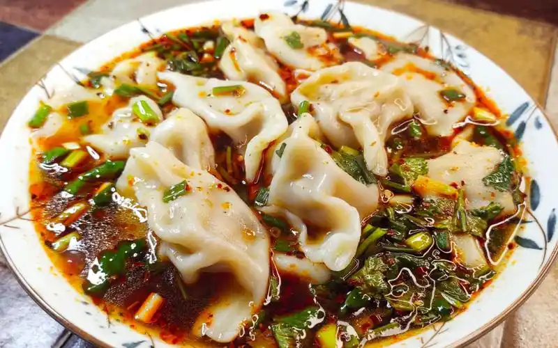 酸汤水饺,顾名思义,贵在酸汤,香辣酸爽,好吃到汤都一滴不剩!