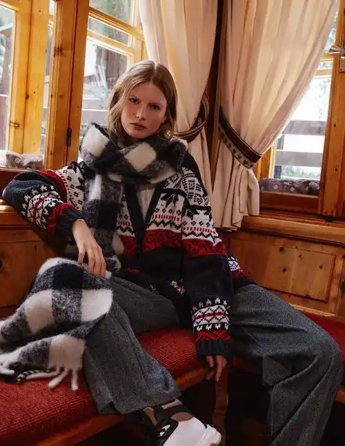 网>资讯>服装潮流搭配>今年冬天戴大围巾,又暖又时髦在选择冬季围巾时