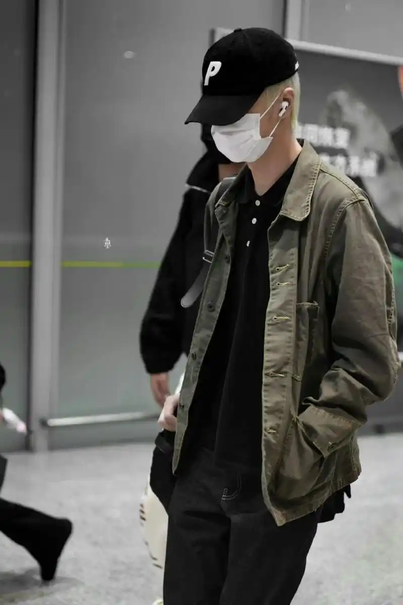 王一博机场私服曝光,对palace的真爱多年不变!