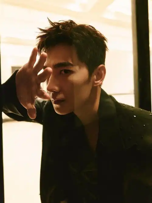 杨洋怼脸侧颜##杨洋西装侧颜怼脸大片