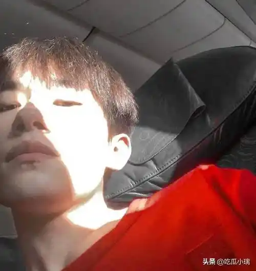 易烊千玺怼脸自拍合集