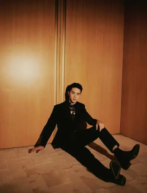 instyle大明星#昨晚,@许魏洲zz以寸头造型亮相某盛典.