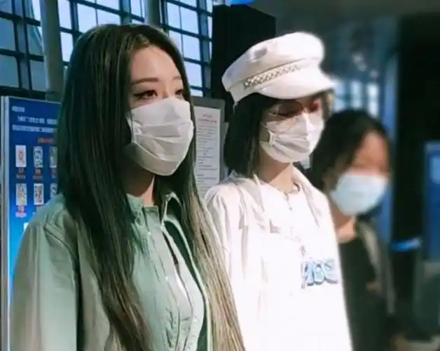 许佳琪喻言现身机场,两人生图颜值抗打,口罩都挡不住她们的美
