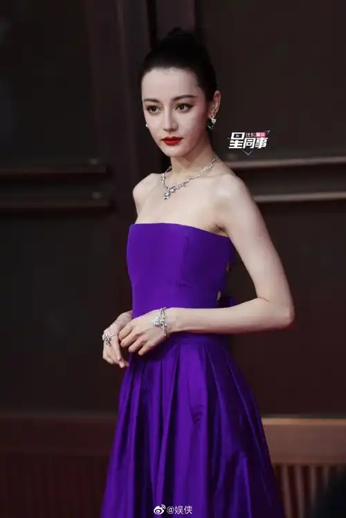 迪丽热巴红毯赶蚊子