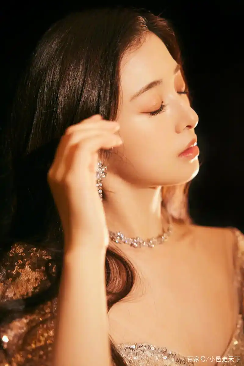 张含韵亮闪礼服性感写真