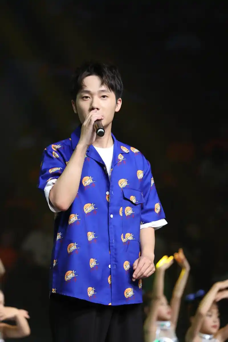 近日, 第一季《中国新歌声》冠军蒋敦豪与第四季《中国好声音》季军