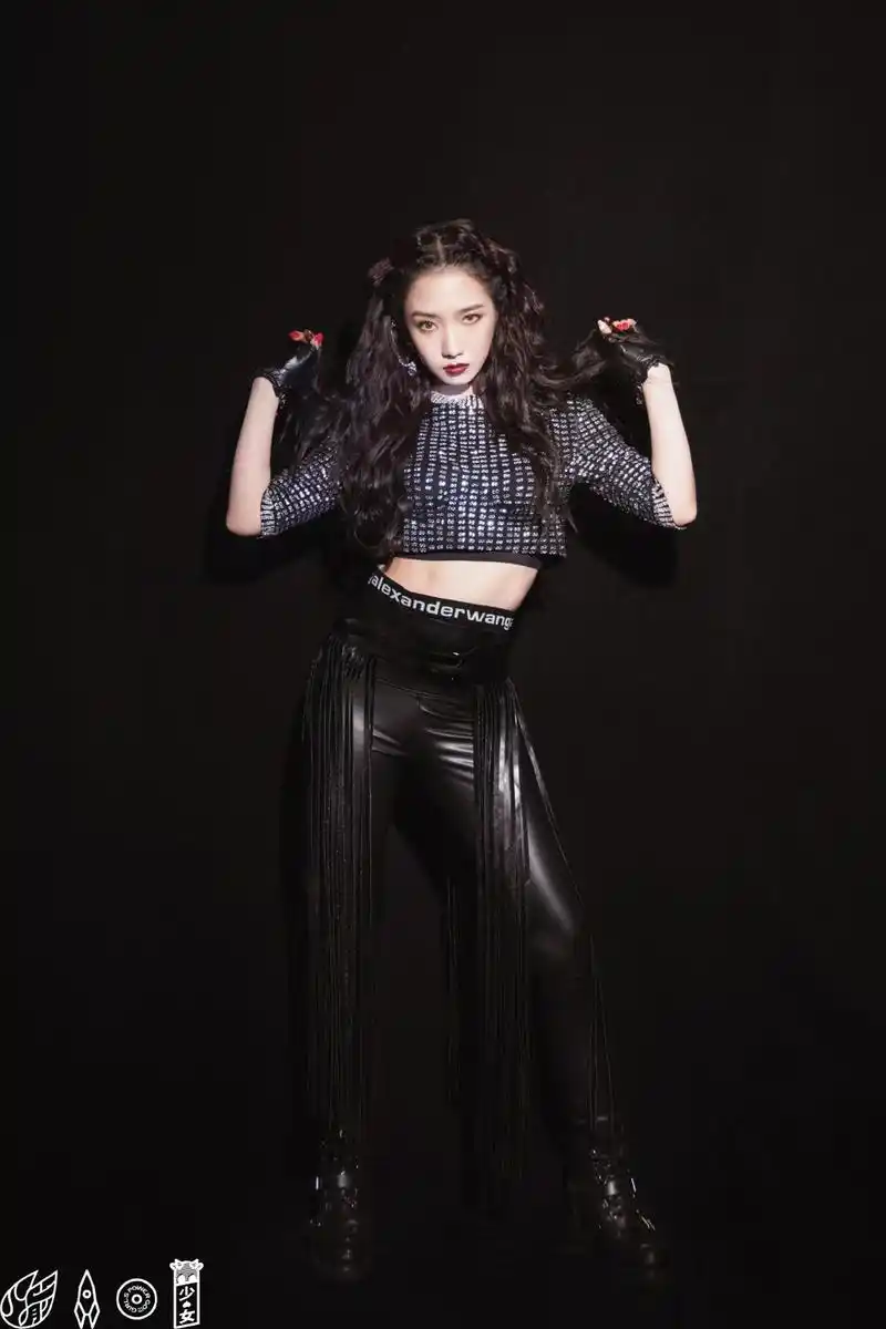 孟美岐红印花裙性感火热 卷发搭配露腰上衣朋克帅气