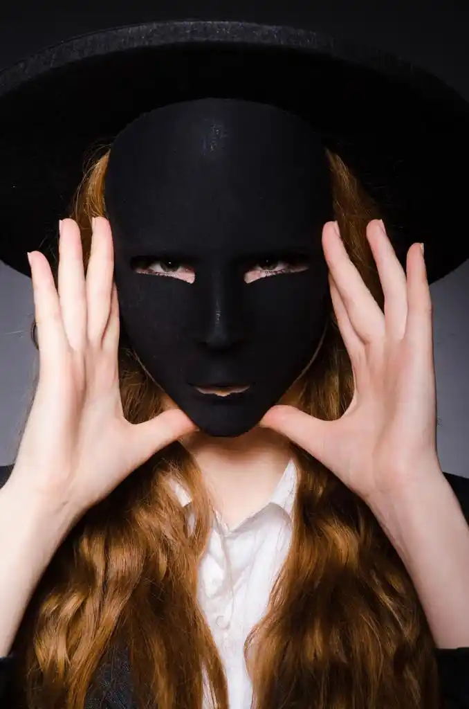 戴着面具的虚伪概念中的女人