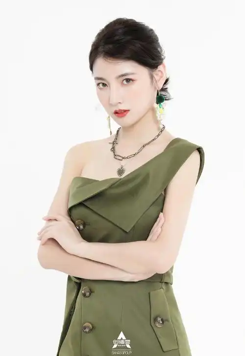 简介:赵粤斜肩裙性感写真图片,分享一组赵粤图片给大家,图中的明星