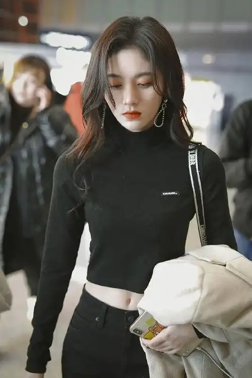 鞠婧祎冬天不好好穿衣服特意露出肚脐被称为美丽冻人