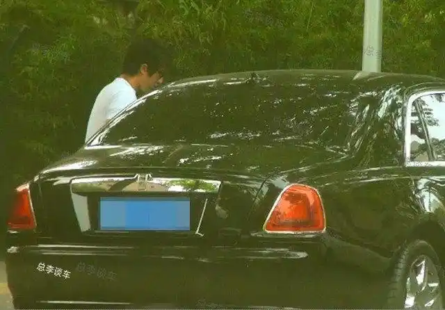 房祖名为什么偷开成龙的宾利,而且每次都拿照相机