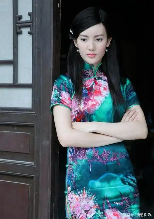 金晨在剧中饰演拥有特殊能力的雨族巫尊后简,这也是金晨电视剧首秀.