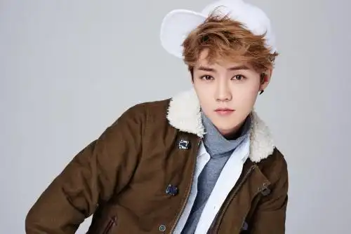 鹿晗晒出最新三七分发型自拍照,少了清秀多了男人味,更帅气了!