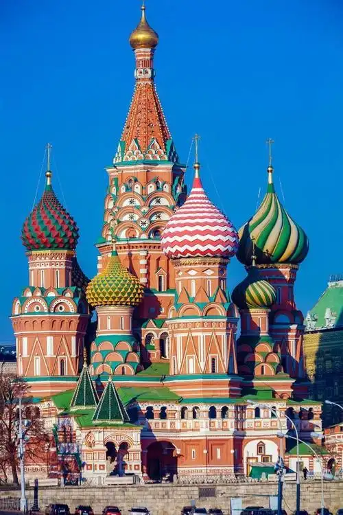 毗邻国会大厦,建筑宏伟壮观,是英国皇家天主大教堂,在英国众多教堂中