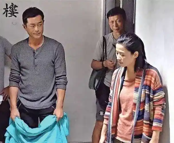 原创古天乐痛下杀手新戏片场弄伤宣萱颈部还要忍痛拍戏