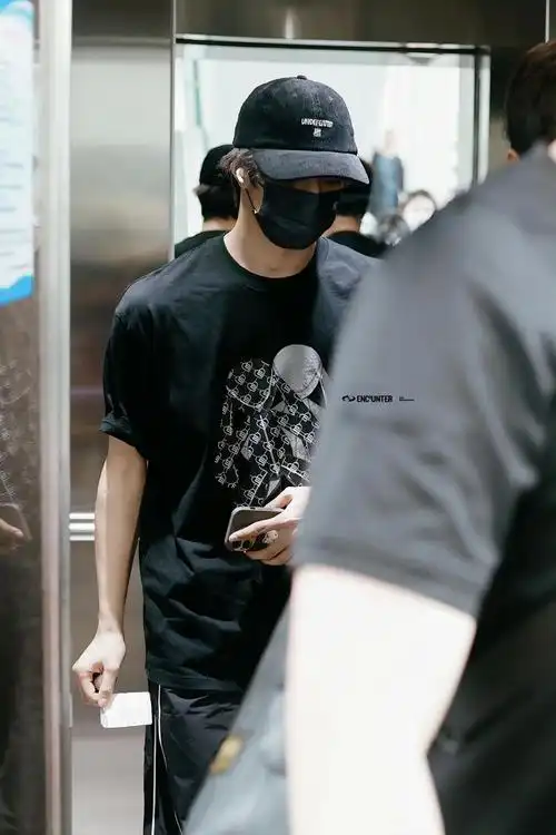 刘耀文机场最新饭拍图这宽肩我是真的可以回家好好休息