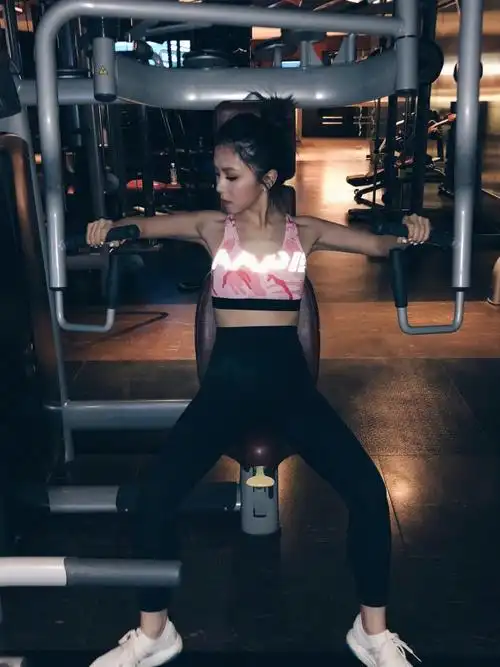 组图:邓紫棋拉筋"要把自己折起来" 尽力劈叉伏地运动撒汗