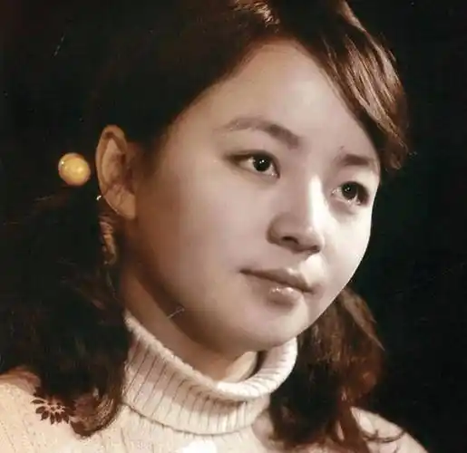 年轻时的宋丹丹,不说有多么倾城绝世,但是这张脸是十分清秀可人的.