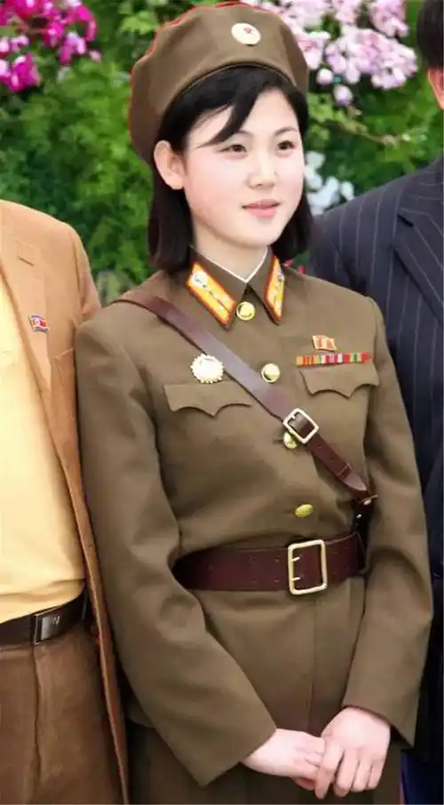 朝鲜女兵阅兵进行式.▲穿高跟鞋执勤的朝鲜女军人.