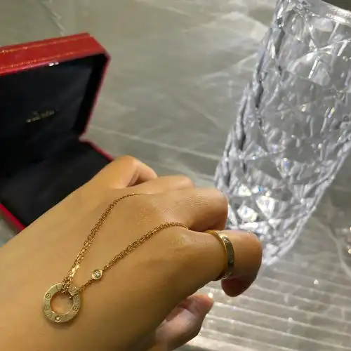 一万多的卡地亚完全值得你入,难买,三亚免税店有直接买啦,比专柜便宜