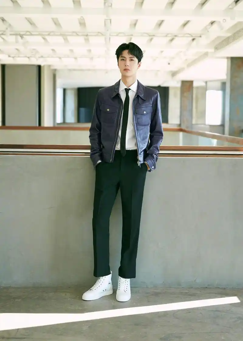 王一博走廊阳光大片 清爽帅气