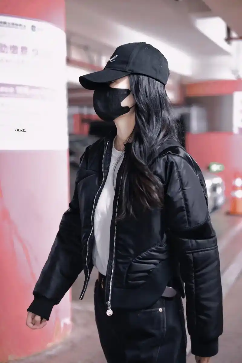 明星同款|李沁机场7615街拍machete填充棉夹克   街拍 - 抖音