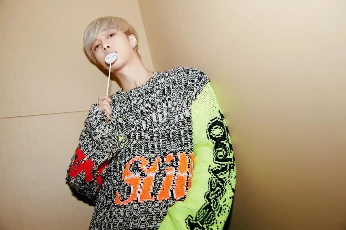 jeans与ck underwear全球双代言人张艺兴身着荧光拼色廓形粗织毛衣