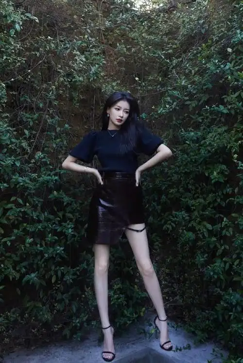 孙怡最新造型,穿泡泡袖上衣配辣妹半裙,腿长"两米"惹人羡