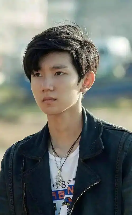 王源越长大越普了,不过素颜皮肤状态还是不错的,没有以前那么多痘印坑