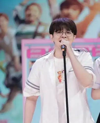 尤长靖又胖了?穿绿色套装小脸肥嘟嘟,网友:男孩子胖一点才可爱