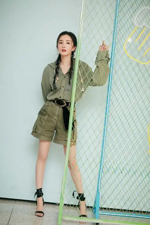 杨幂的日常穿搭-广州欧啰拉皮具有限公司