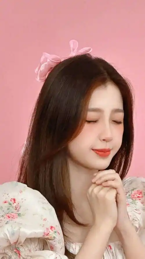 虞书欣分享可爱粉色穿搭,让人瞬间爱上她的造型_连衣裙_白色_活动