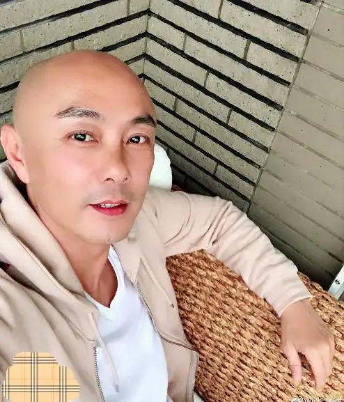 大家是不是发现了一个问题,张卫健自拍中很多都是美食照片,看来也是个