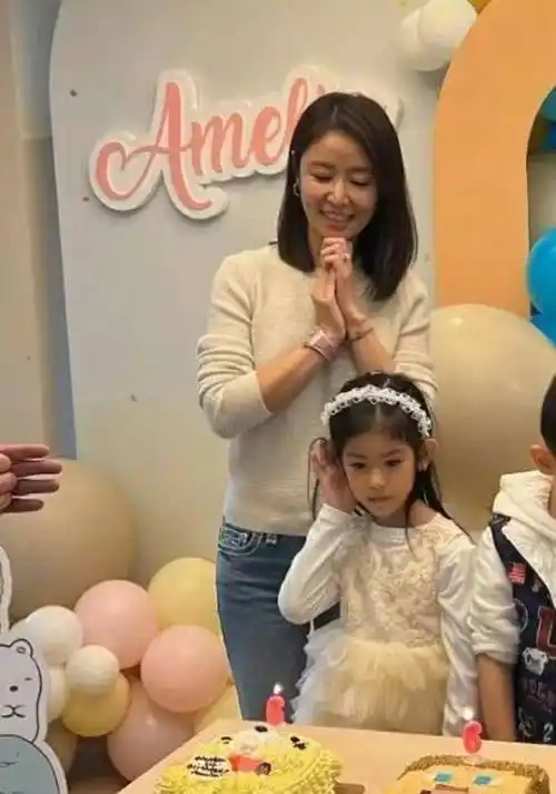 林心如霍建华女儿小海豚正面庆生照首曝光,皮肤像妈,五官像爸_穿着