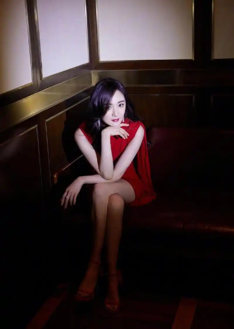 杨幂红色一字带高跟鞋大长腿,步步生花,动人心弦.