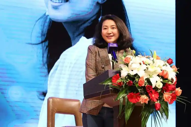 51岁王小丫发福衰老但掩不住的气质不刻意扮嫩美的真实