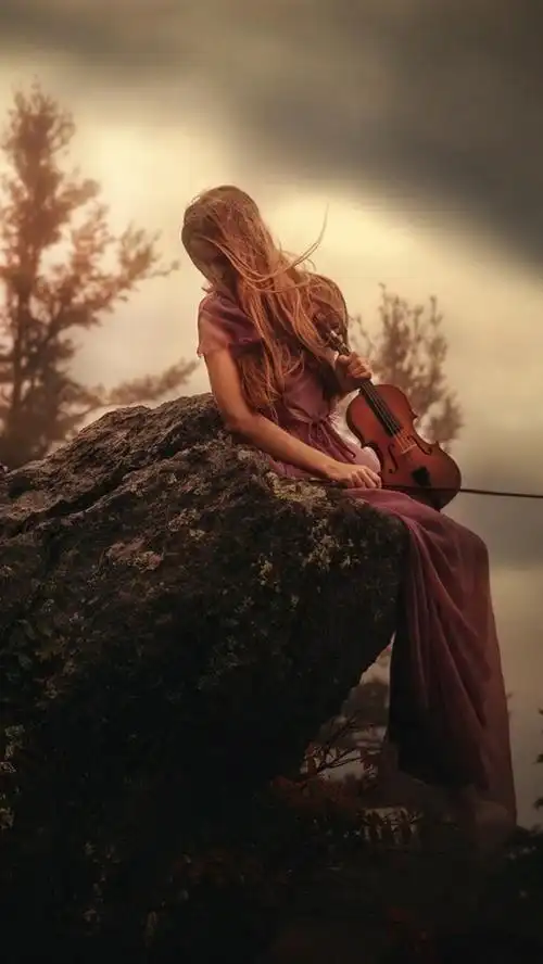 女孩坐在石头上,小提琴,山顶上