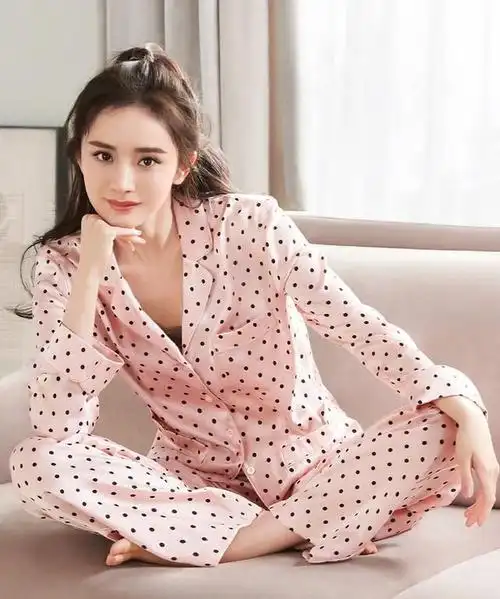 杨幂为维密代言粉色家居服大秀好身材性感又优雅