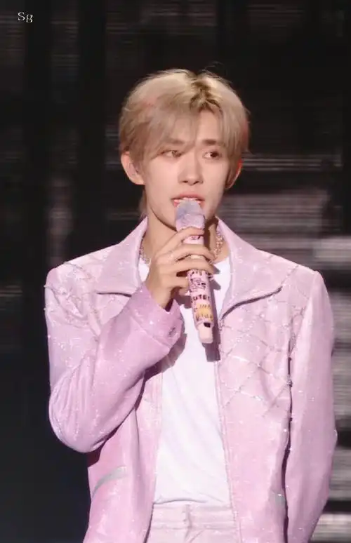 男芭比男芭比男芭比贴贴贴贴#易烊千玺十稔终章皆成序#发色和粉色好配