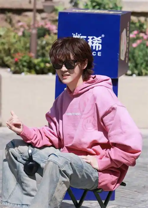 鹿晗路边吐事件:明星健康与公众期待的双重镜照