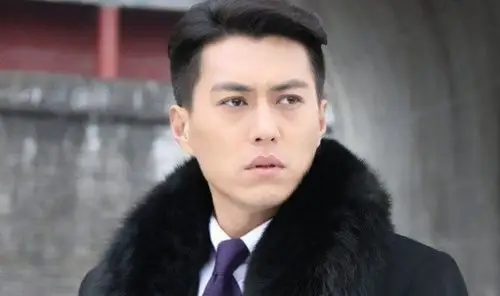 李佳靳东婚纱照曝光不见老干部形象一脸青涩害羞