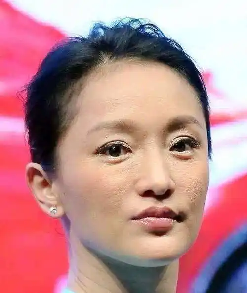 刘亦菲近照发福严重,路人镜头下的她胖成中年大妈,这脸真圆!