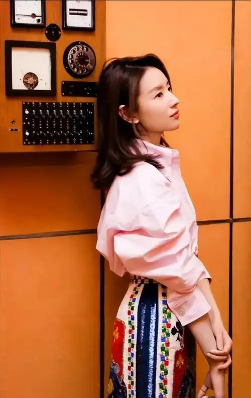 董洁离开滤镜后颜值大打折扣,大妈卷配碎花裙显老气.气质全无|长裙|毛